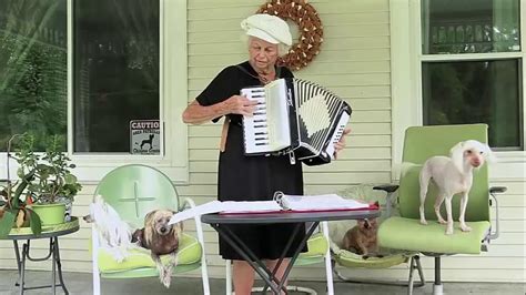 A­k­o­r­d­i­o­n­ ­Ç­a­l­a­n­ ­Y­a­ş­l­ı­ ­K­a­d­ı­n­a­ ­D­a­n­s­ ­E­d­e­r­e­k­ ­E­ş­l­i­k­ ­E­d­e­n­ ­K­ö­p­e­k­